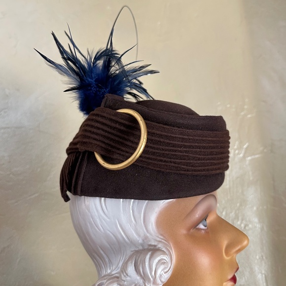 ELABORATE 1940s\' BROWN FELT TOQUE + TOPSTITCHING, 2 GOLD RINGS & BLUE FEATHERS main image 11